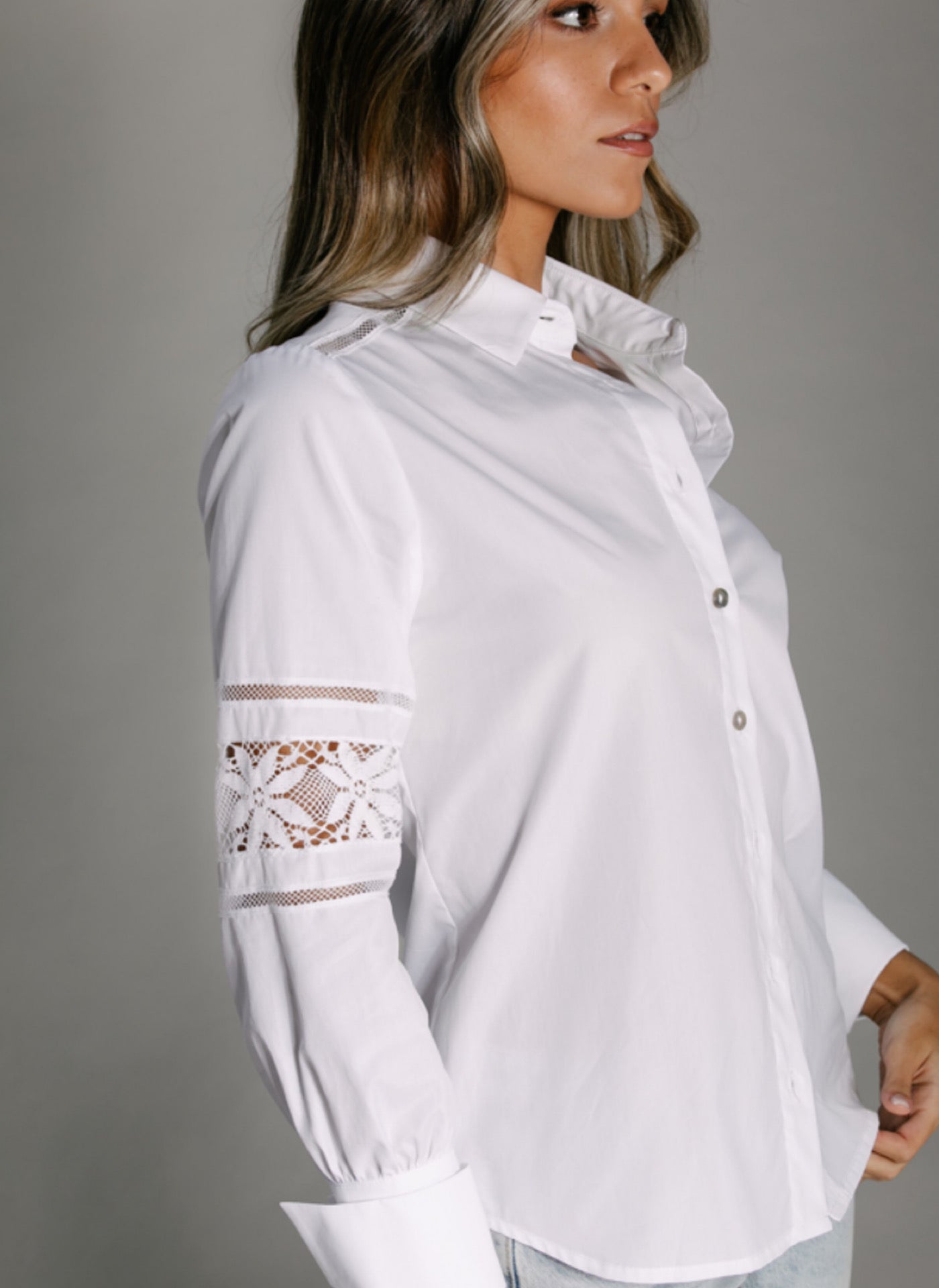 Chemise dentelle blanche portée détail 