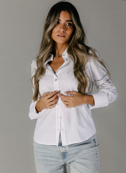 Chemise dentelle blanche portée détail 