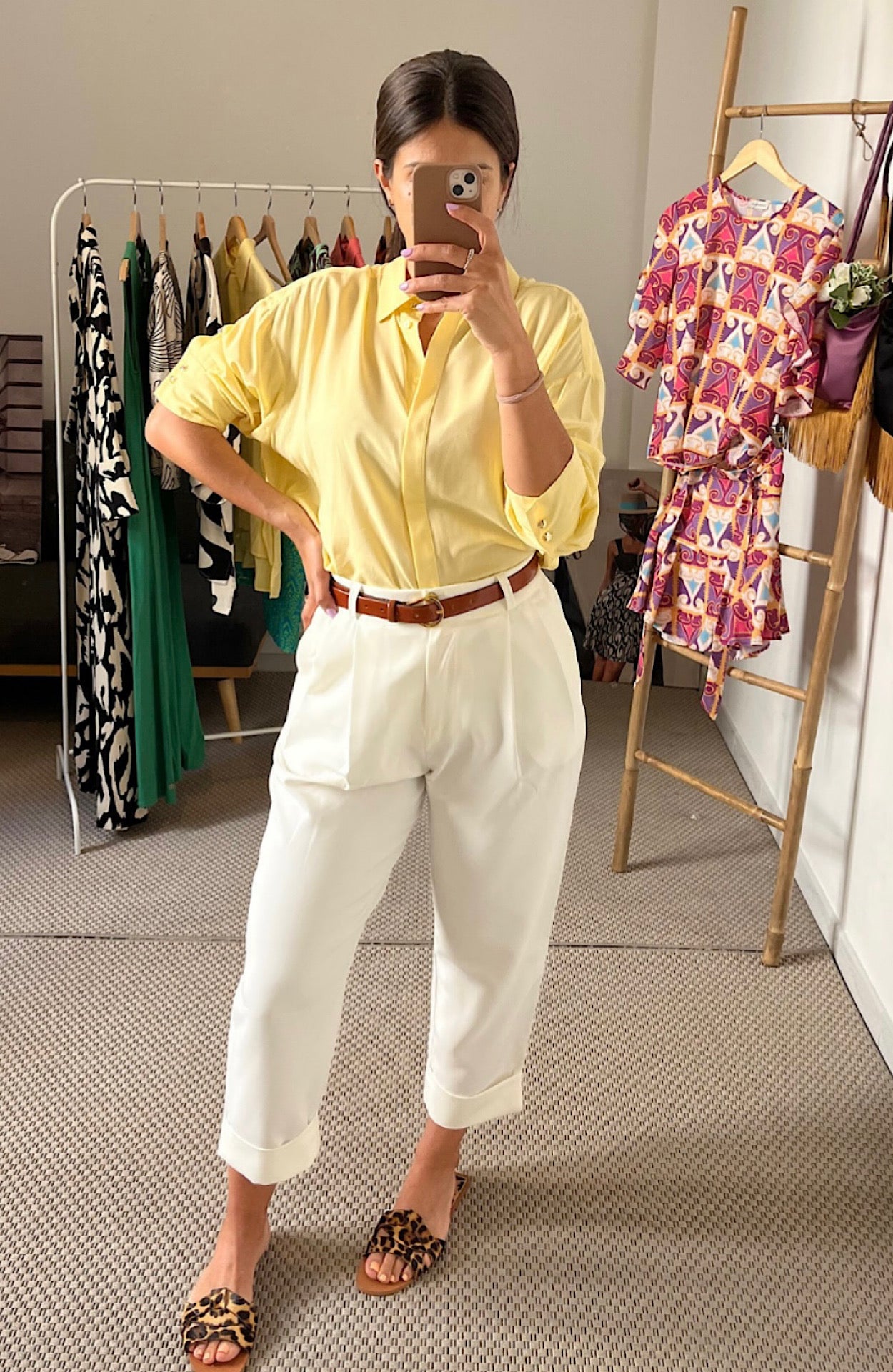 Chemise fluide jaune avec pantalon Joana blanc