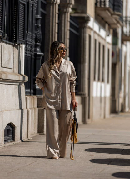 Chemise glam dore, avec pantalon glam dore et sac a frange noir