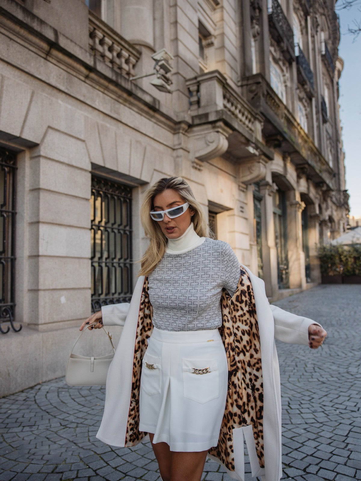 manteau capuche avec ceinture couleur crème devant ouvert intérieur imprimé animal