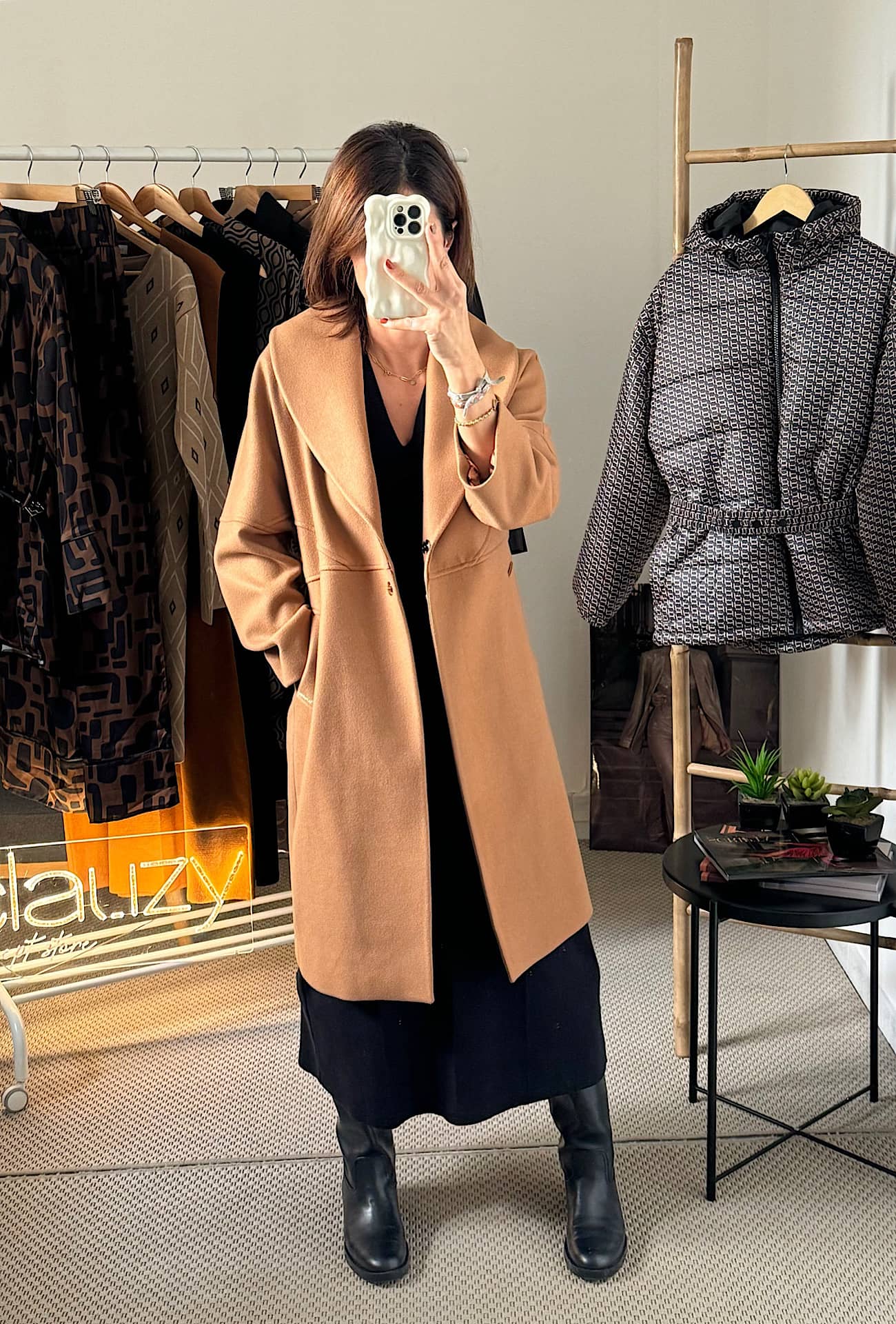 manteau long en laine et col en revers, couleur camel avec robe en maille sans manches noir - porté clauzy