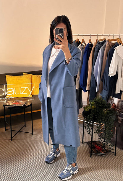 Manteau oversize bleu clair, jeans bleu et blouse col claudine portée clauzy