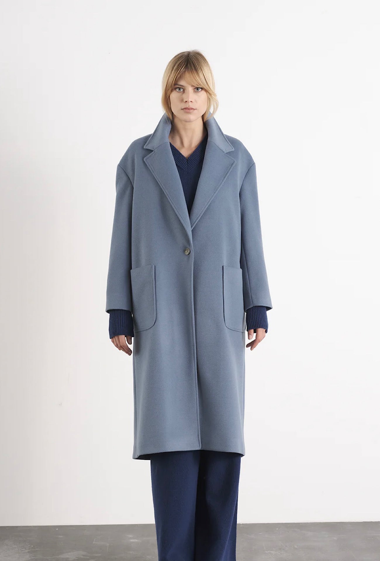 Manteau oversize bleu clair portée devant