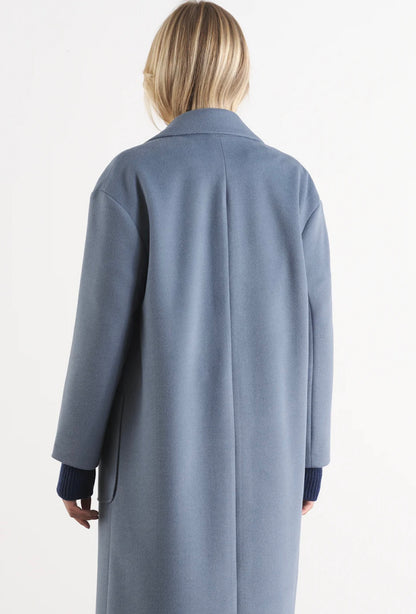 Manteau oversize bleu clair portée derrière