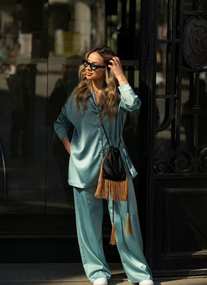 Pantalon glam bleu avec chemise et sac franges glam