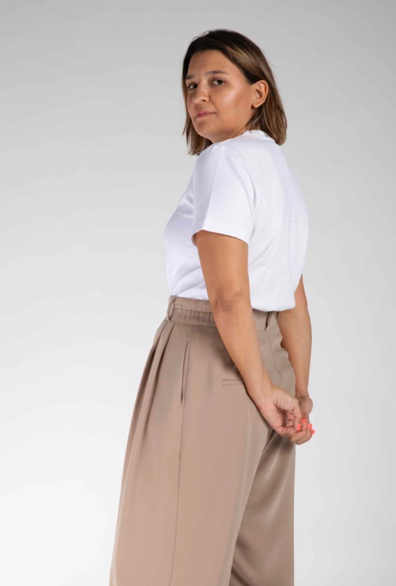 Pantalons amples, longues et fluides, élégant et confortable beige - portée derrière
